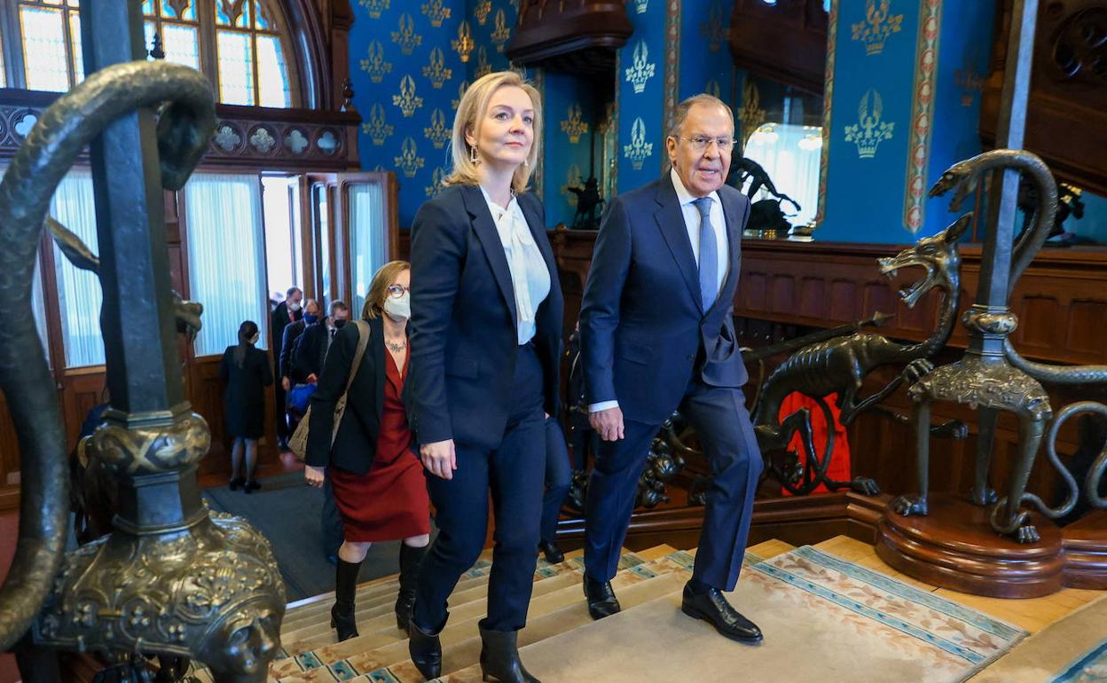 Liz Truss y Serguéi Lavrov, este jueves en Moscú.