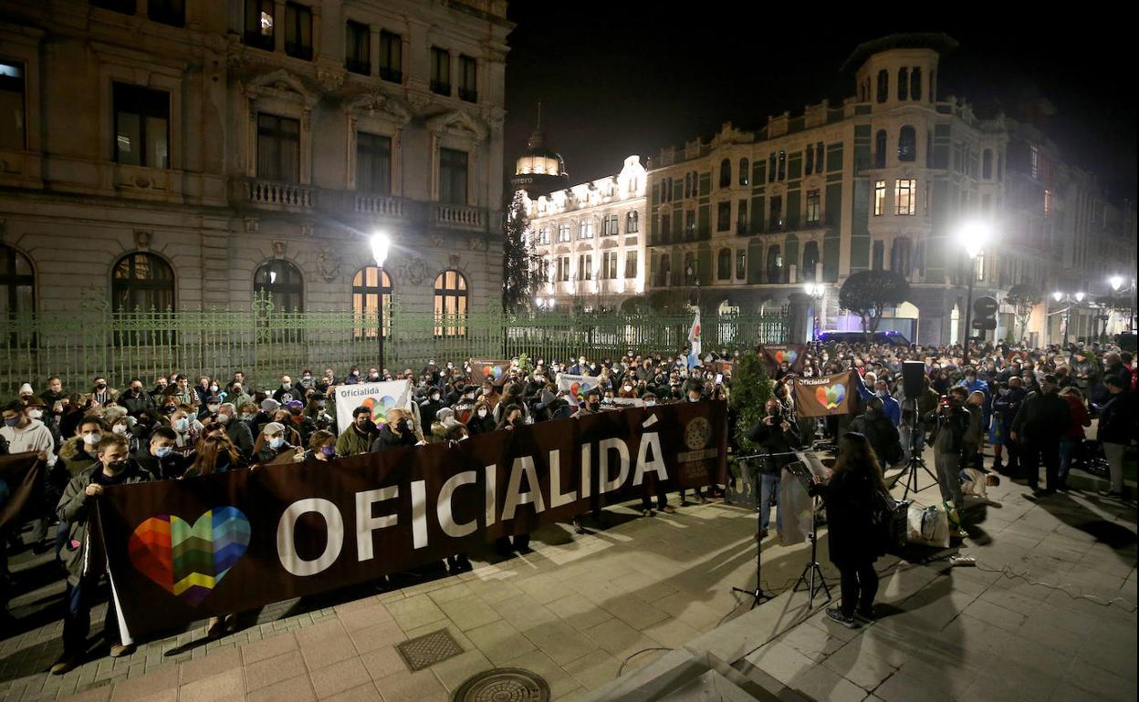 Manifestación ante la Junta General por oficialidad del asturiano el pasado 3 de febrero.