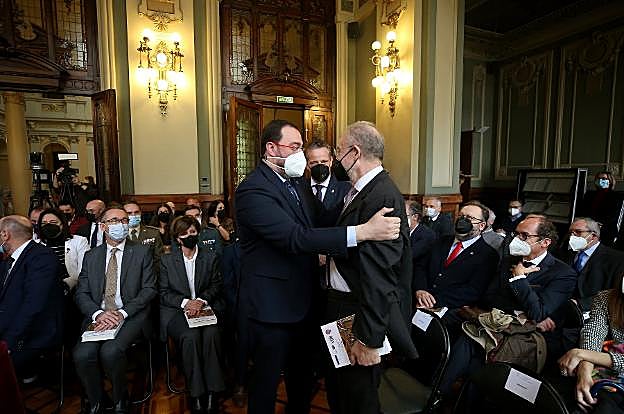 Barbón saluda a Leopoldo Tolivar, ayer, en la Junta General. En el vídeo: Berta Piñán%3A «La excepcionalidad ye garrar un informe y facelo público»