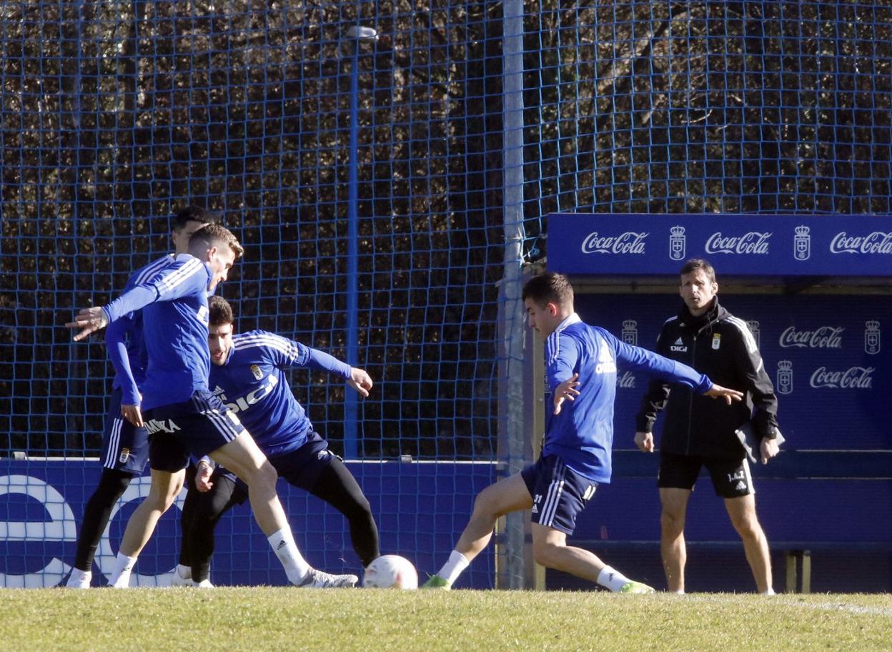 Viti, Jimmy y Lucas Laso, en un rondo, con Ziganda, a la derecha, observando.