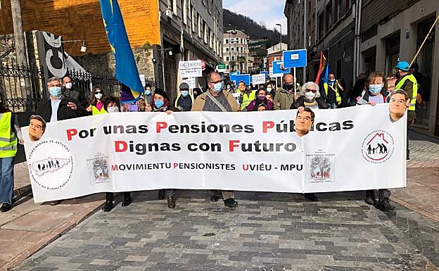 Manifestación de pensionistas en Pola de Lena. 