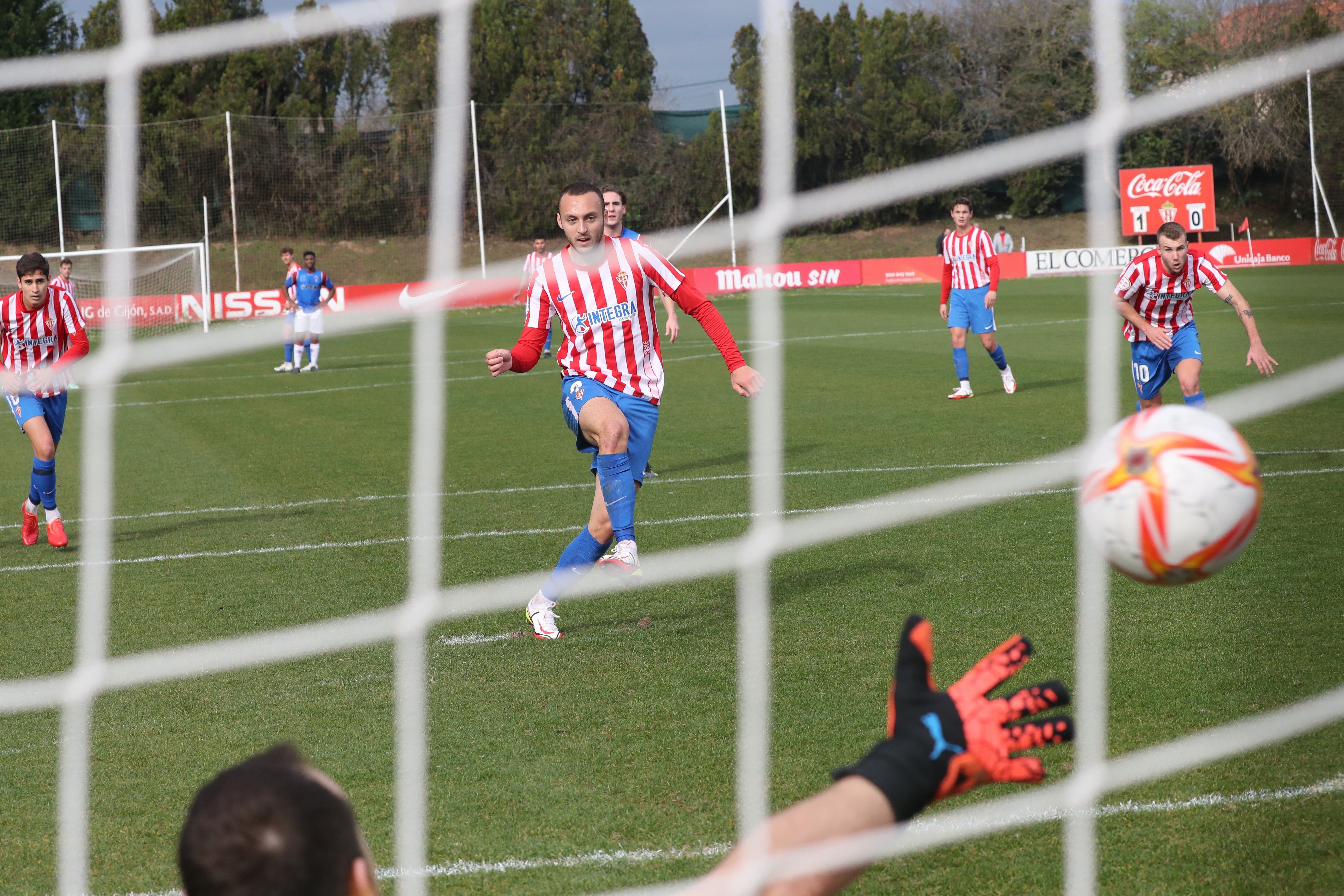 Fotos: Las mejores jugadas del Sporting B - Roces (6-0)