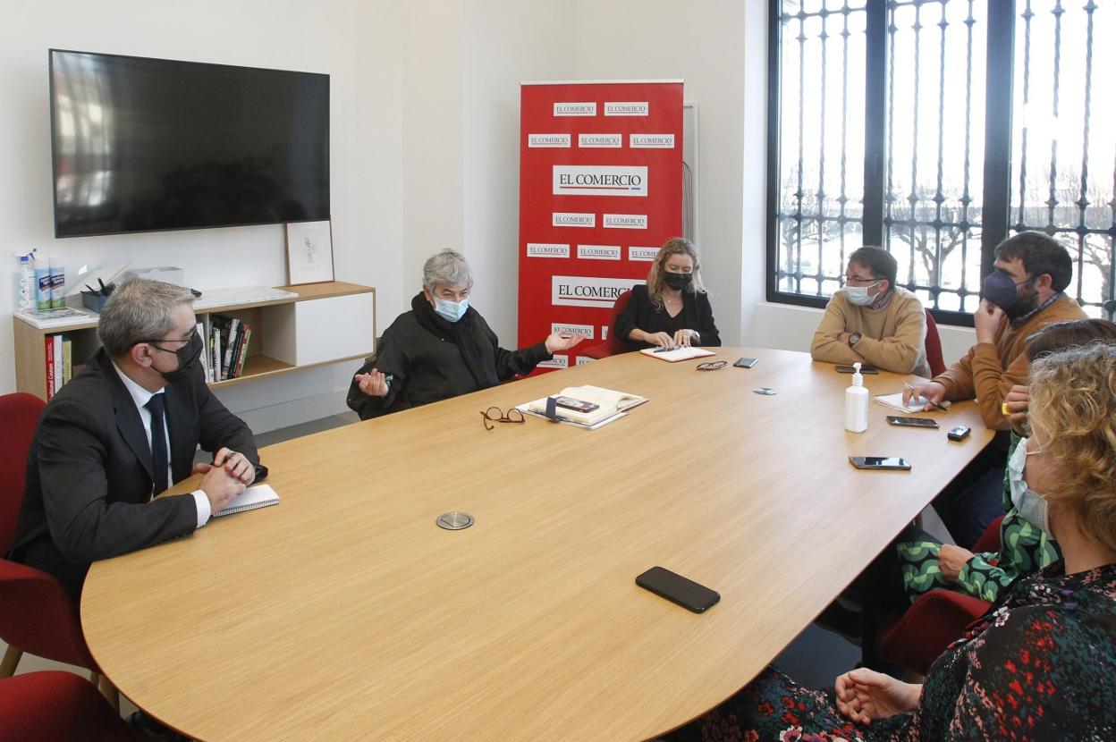 La alcaldesa, Ana González, en la nueva sede de EL COMERCIO, reunida con su director, Marcelino Gutiérrez; la jefa de Información, Leticia Álvarez; el directo adjunto, Ángel M. González; Iván Villar, redactor de este periódico; Laura Fonseca, jefa de Área de Gijón; y Leticia Pérez Quintanal, jefa de Prensa del Ayuntamiento. 