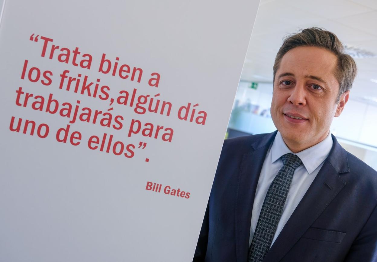 José Bayón posa para EL COMERCIO en la sede de Enisa en Madrid, plagada de frases inspiradoras. 