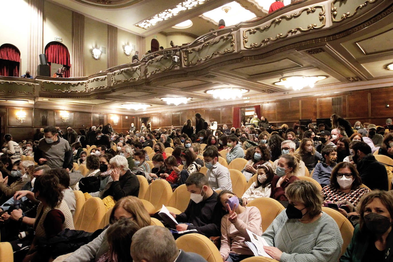 El público del Teatro Jovellanos ha disfrutado este lunes con el 'Desconcerto' y el Antiguo Instituto ha aplaudido el cancionero de Malta Teatro