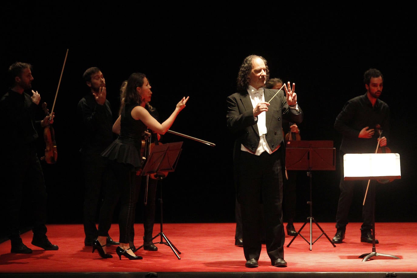 El público del Teatro Jovellanos ha disfrutado este lunes con el 'Desconcerto' y el Antiguo Instituto ha aplaudido el cancionero de Malta Teatro