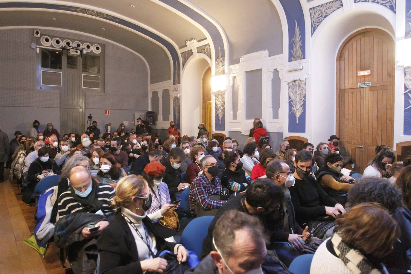 El público del Teatro Jovellanos ha disfrutado este lunes con el ‘Desconcerto’ y el Antiguo Instituto ha aplaudido el cancionero de Malta Teatro