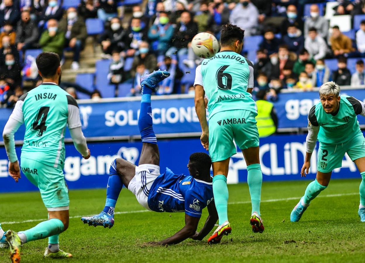 Obeng anotó de forma acrobática el segundo gol de los azules a pesar del marcaje del exsportinguista Cristian Salvador. 