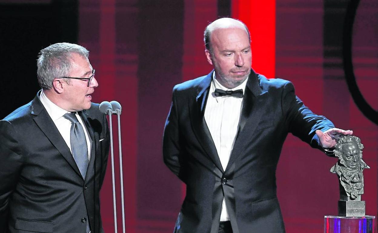 Daniel Monzón y Jorge Guerricaechevarría, junto al apreciado busto diseñado por Mariano Benlliure. 