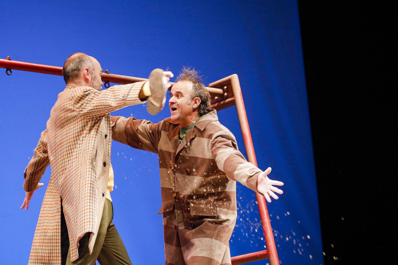  Los más pequeños de la casa continúan disfrutando de las espectaculares representaciones de Fetén, que llenan de emoción cada escenario, como la Colegiata, la Laboral o el Jovellanos.