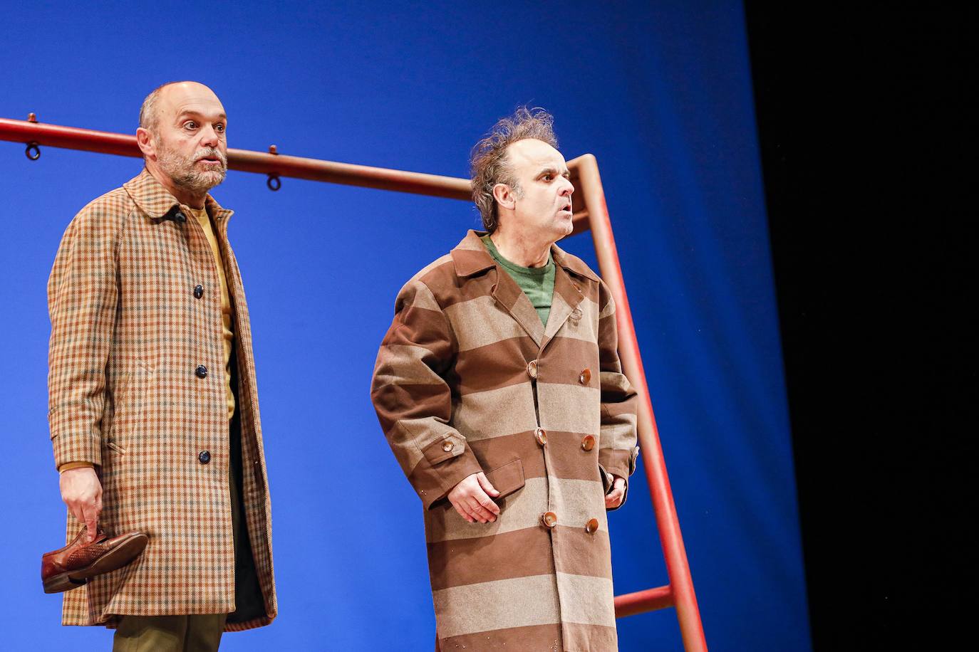  Los más pequeños de la casa continúan disfrutando de las espectaculares representaciones de Fetén, que llenan de emoción cada escenario, como la Colegiata, la Laboral o el Jovellanos.