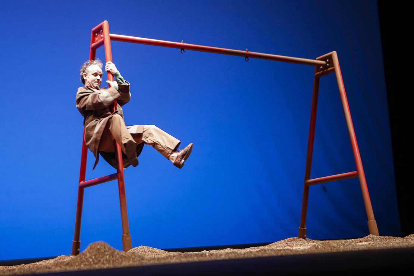  Los más pequeños de la casa continúan disfrutando de las espectaculares representaciones de Fetén, que llenan de emoción cada escenario, como la Colegiata, la Laboral o el Jovellanos.