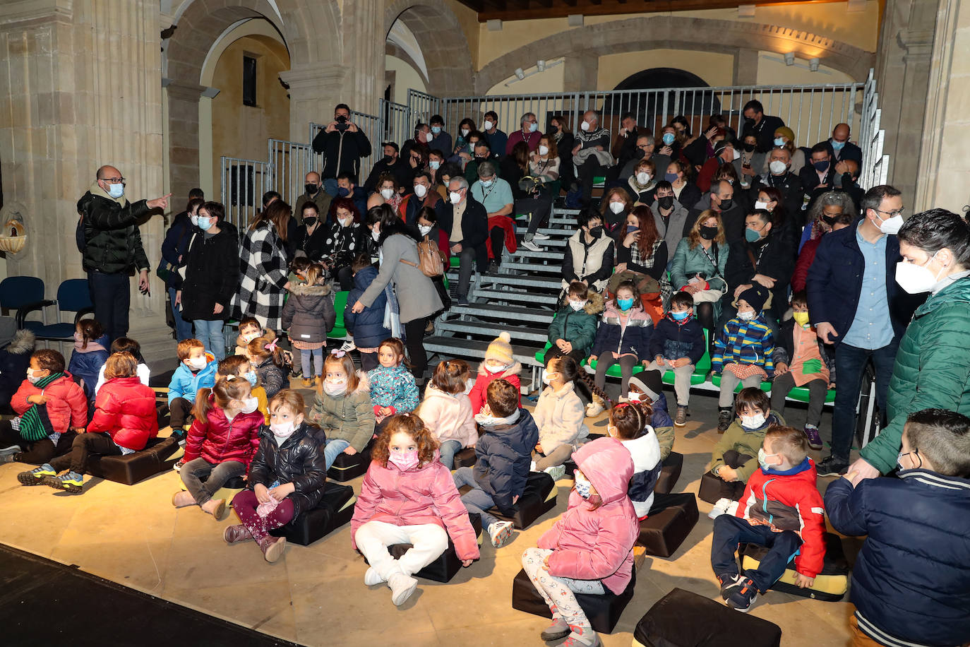 Los más pequeños de la casa continúan disfrutando de las espectaculares representaciones de Fetén, que llenan de emoción cada escenario, como la Colegiata, la Laboral o el Jovellanos.