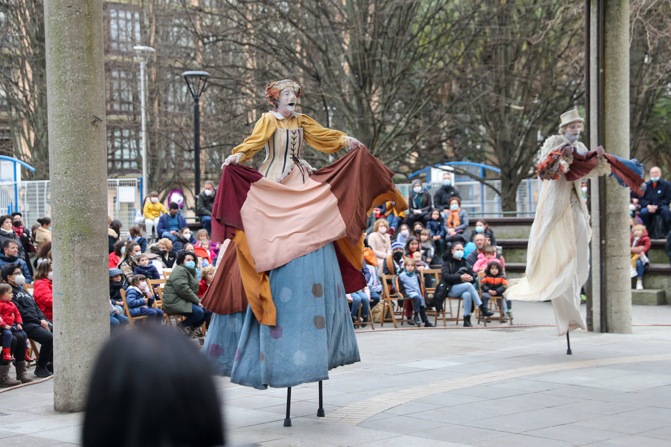 Los más pequeños de la casa continúan disfrutando de las espectaculares representaciones de Fetén, que llenan de emoción cada escenario, como la Colegiata, la Laboral o el Jovellanos.