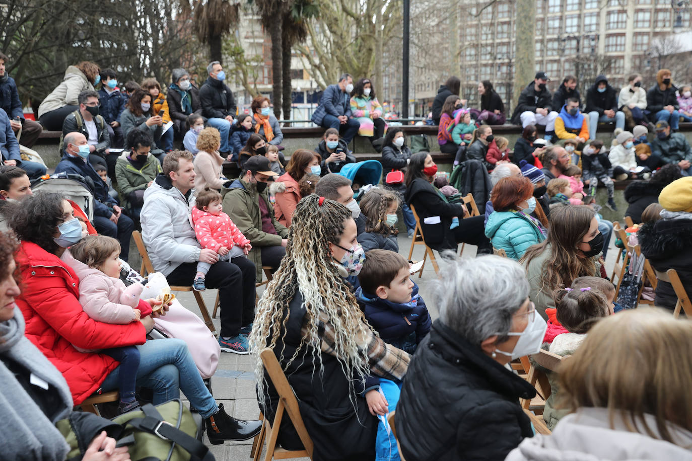 Los más pequeños de la casa continúan disfrutando de las espectaculares representaciones de Fetén, que llenan de emoción cada escenario, como la Colegiata, la Laboral o el Jovellanos.