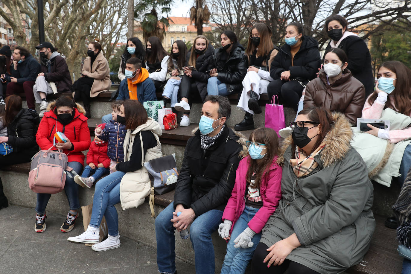  Los más pequeños de la casa continúan disfrutando de las espectaculares representaciones de Fetén, que llenan de emoción cada escenario, como la Colegiata, la Laboral o el Jovellanos.