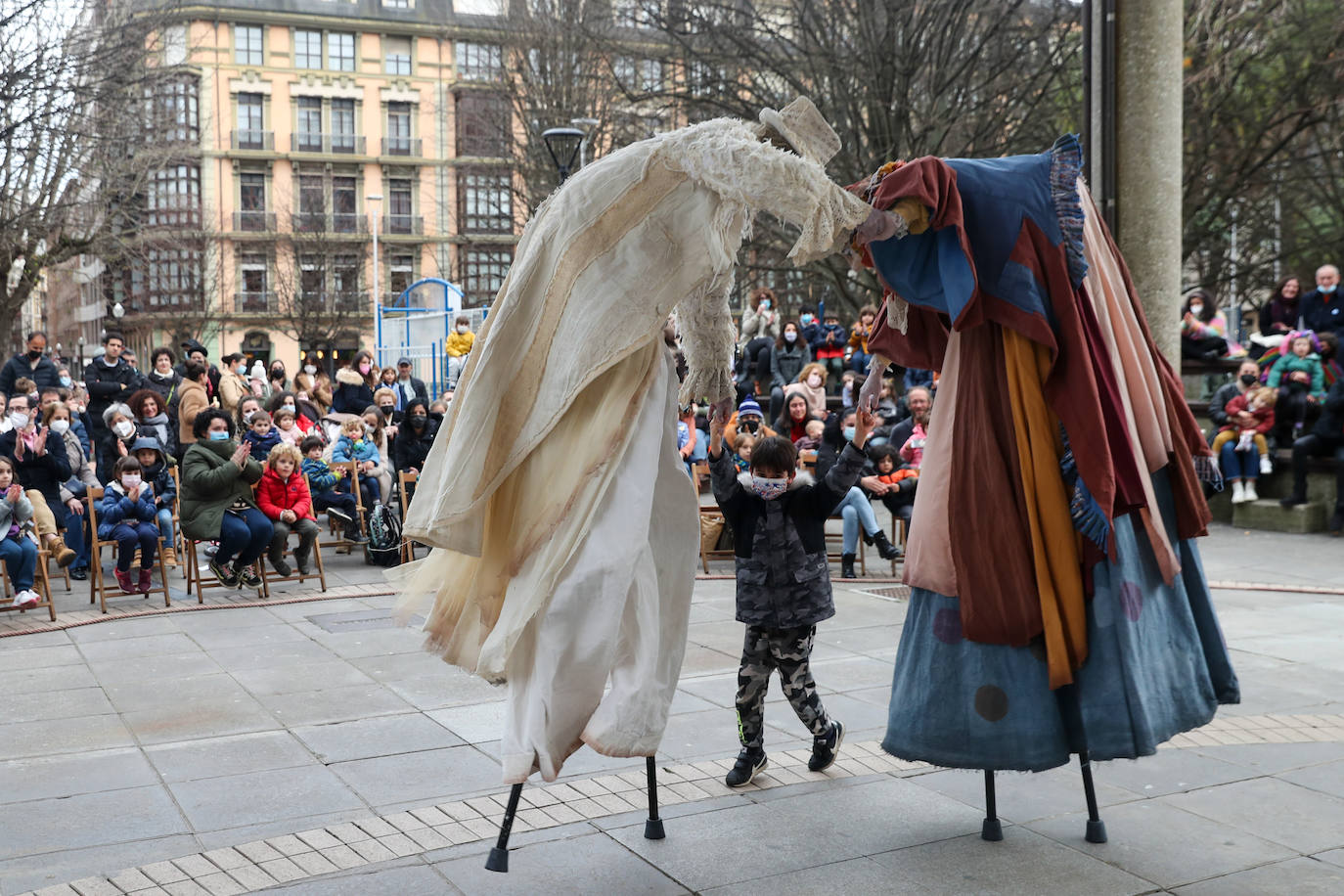  Los más pequeños de la casa continúan disfrutando de las espectaculares representaciones de Fetén, que llenan de emoción cada escenario, como la Colegiata, la Laboral o el Jovellanos.