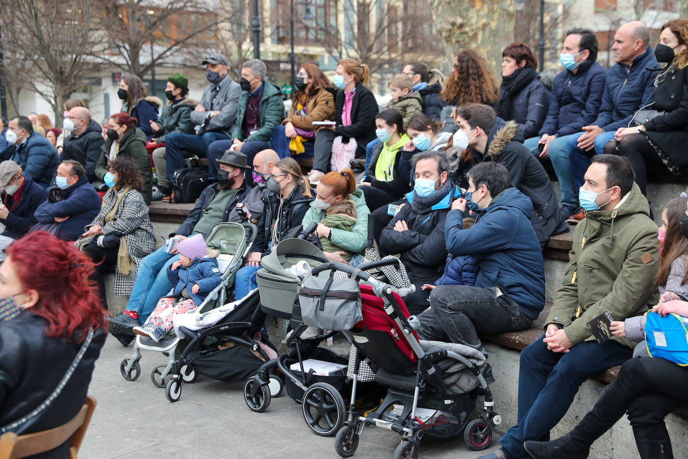  Los más pequeños de la casa continúan disfrutando de las espectaculares representaciones de Fetén, que llenan de emoción cada escenario, como la Colegiata, la Laboral o el Jovellanos.