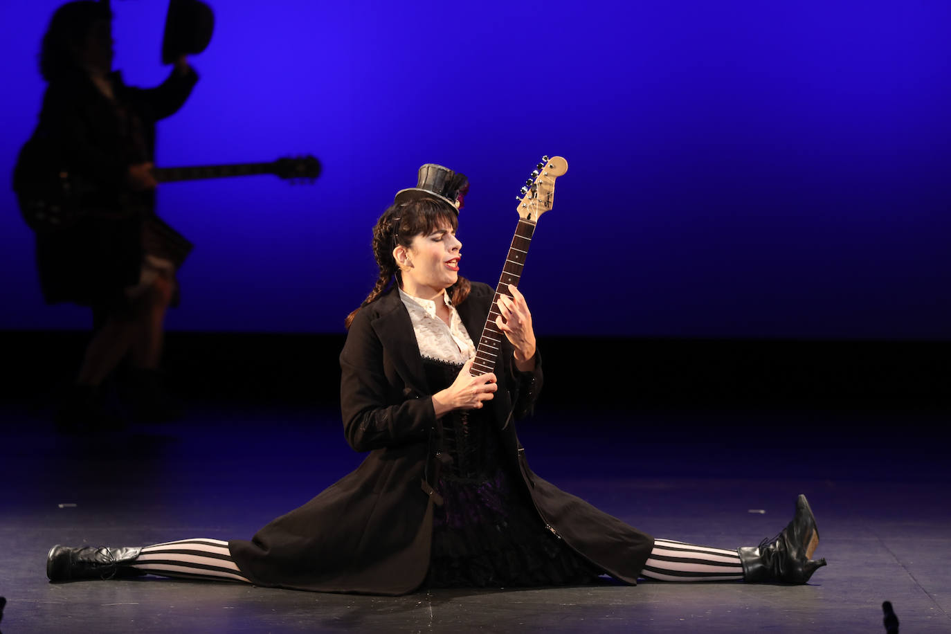 Los más pequeños de la casa continúan disfrutando de las espectaculares representaciones de Fetén, que llenan de emoción cada escenario, como la Colegiata, la Laboral o el Jovellanos.