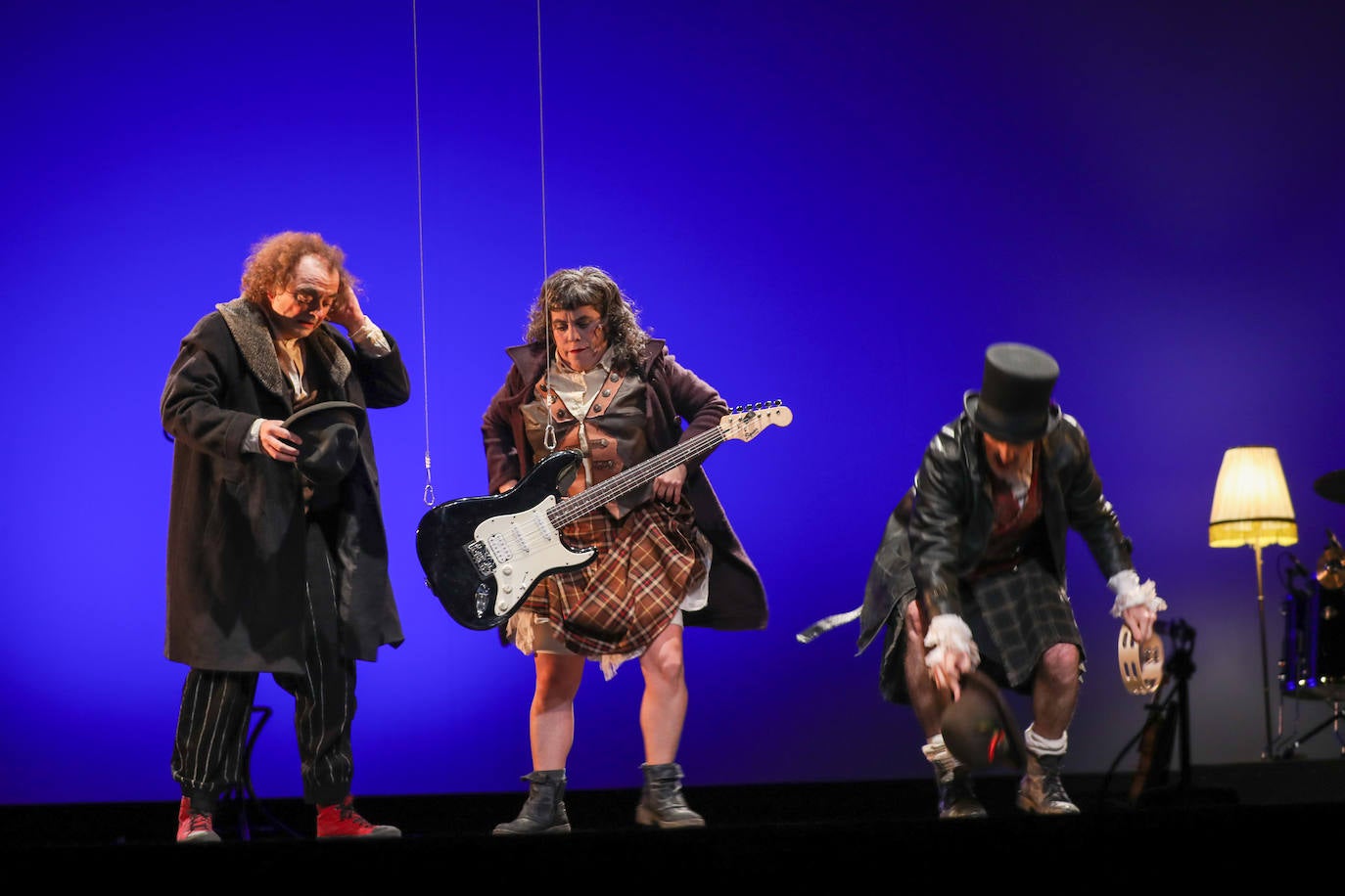 Los más pequeños de la casa continúan disfrutando de las espectaculares representaciones de Fetén, que llenan de emoción cada escenario, como la Colegiata, la Laboral o el Jovellanos.