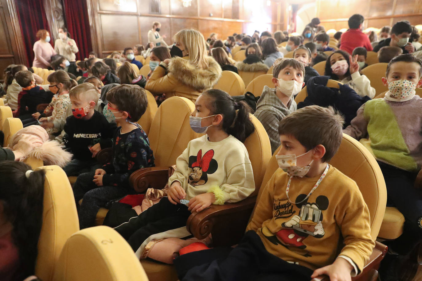 Los más pequeños de la casa continúan disfrutando de las espectaculares representaciones de Fetén, que llenan de emoción cada escenario, como la Colegiata, la Laboral o el Jovellanos.