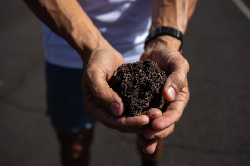 Los ochenta y cinco días que el volcán de Cumbre Vieja permaneció en activo dejaron imágenes desoladoras. Ahora, semanas después de que el volcán dejase de escupir lava, los turistas visitan La Palma para observar los restos del desastre natural. 