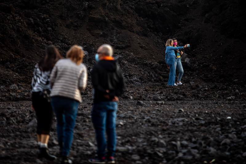 Los ochenta y cinco días que el volcán de Cumbre Vieja permaneció en activo dejaron imágenes desoladoras. Ahora, semanas después de que el volcán dejase de escupir lava, los turistas visitan La Palma para observar los restos del desastre natural. 