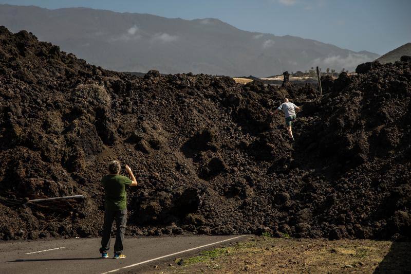 Los ochenta y cinco días que el volcán de Cumbre Vieja permaneció en activo dejaron imágenes desoladoras. Ahora, semanas después de que el volcán dejase de escupir lava, los turistas visitan La Palma para observar los restos del desastre natural. 