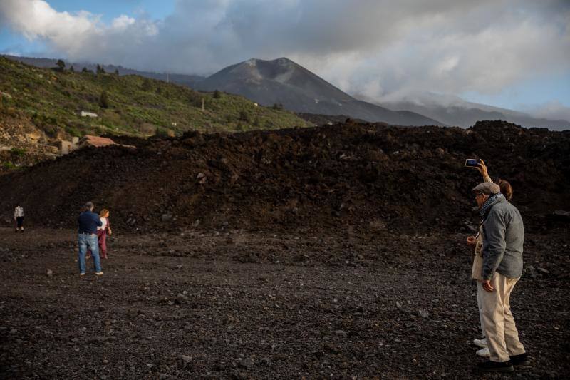 Los ochenta y cinco días que el volcán de Cumbre Vieja permaneció en activo dejaron imágenes desoladoras. Ahora, semanas después de que el volcán dejase de escupir lava, los turistas visitan La Palma para observar los restos del desastre natural. 