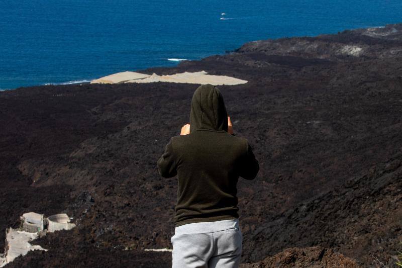 Los ochenta y cinco días que el volcán de Cumbre Vieja permaneció en activo dejaron imágenes desoladoras. Ahora, semanas después de que el volcán dejase de escupir lava, los turistas visitan La Palma para observar los restos del desastre natural. 