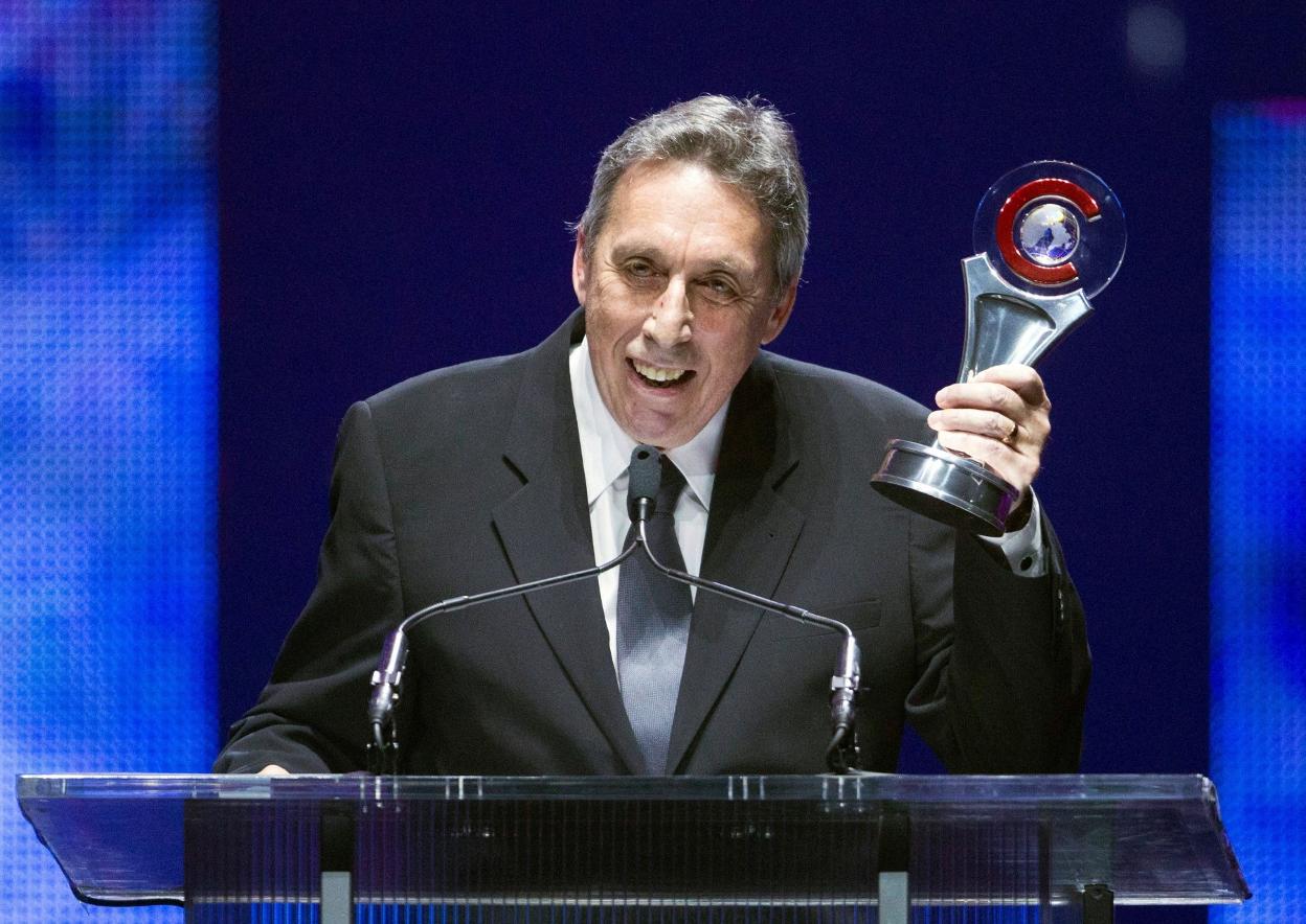 A la izquierda, el director de cine Ivan Reitman. A la derecha, imágenes de tres de sus películas más conocidas: 'Cazafantasmas', 'Los gemelos golpean dos veces' y 'Beethoven'.