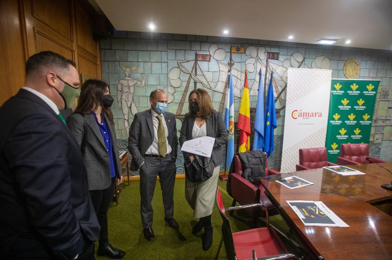 El director de zona de Caja Rural, la edil de Turismo, el coordinador de la Cámara y la directora general de Agroalimentación conversan antes del inicio de la presentación de Salenor. 
