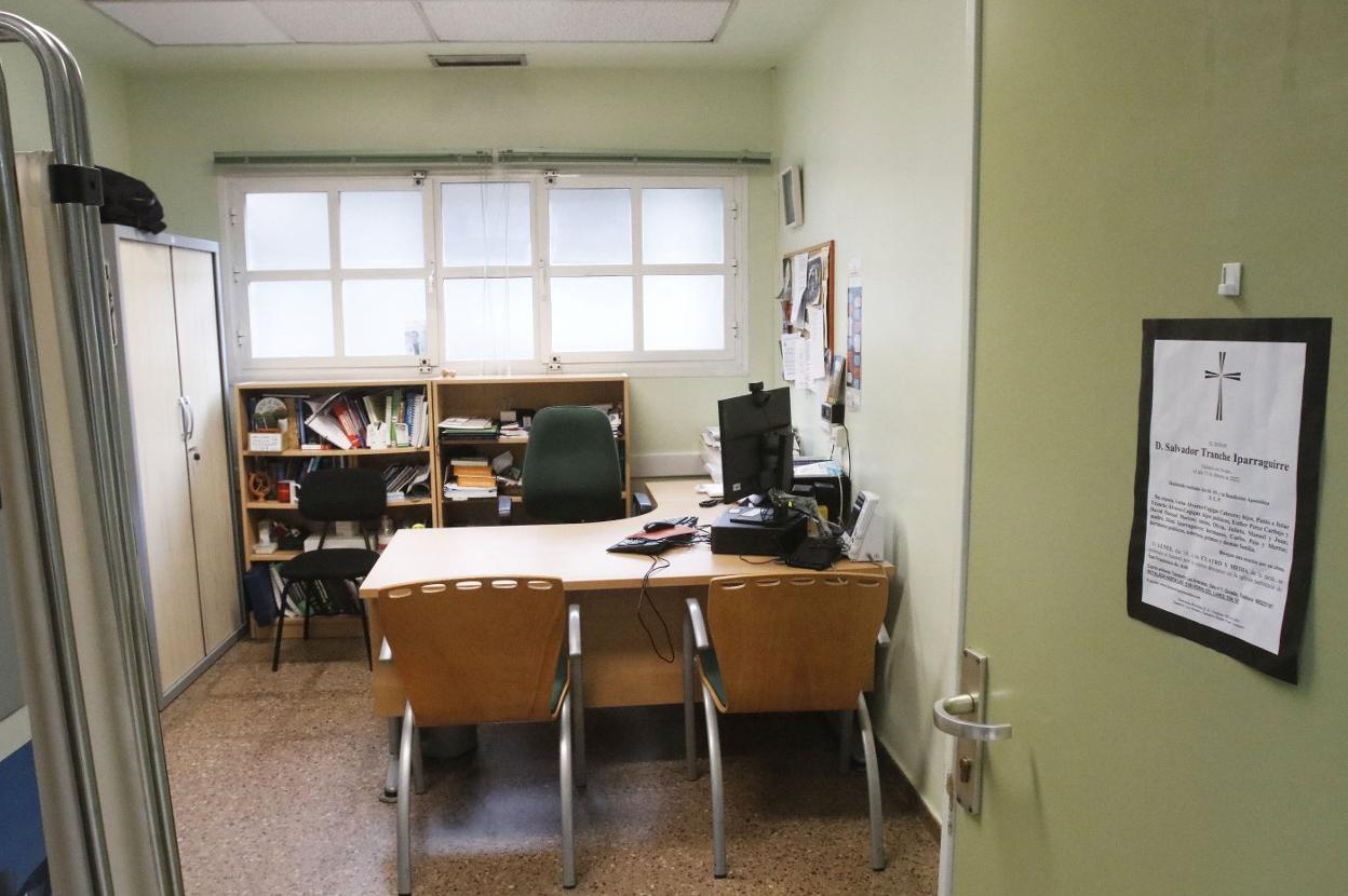 El despacho del médico Salvador Tranche, en el centro de salud de El Cristo, ayer, con su esquela pegada en la puerta. 