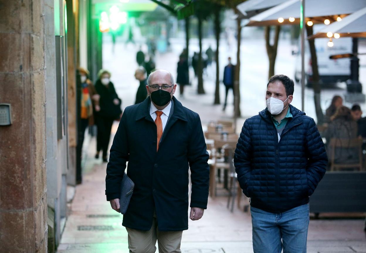 El director y subdirector de la escuela, Francisco Javier Iglesias y Javier Gracia, el pasado día 2, dirigiéndose al Rectorado para hablar del traslado con Ignacio Villaverde. 