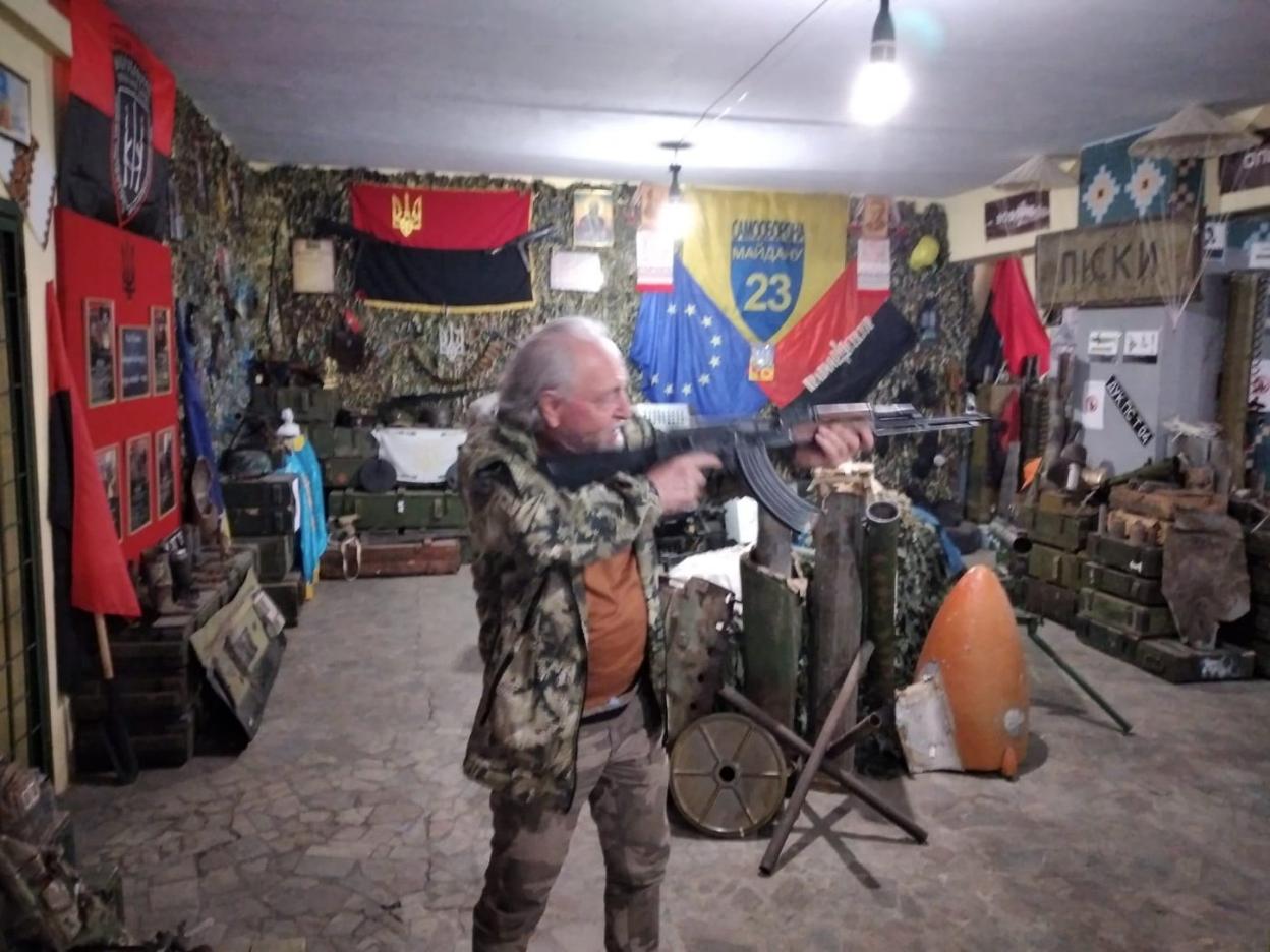 El exfuncionario valenciano, con un fusil. 