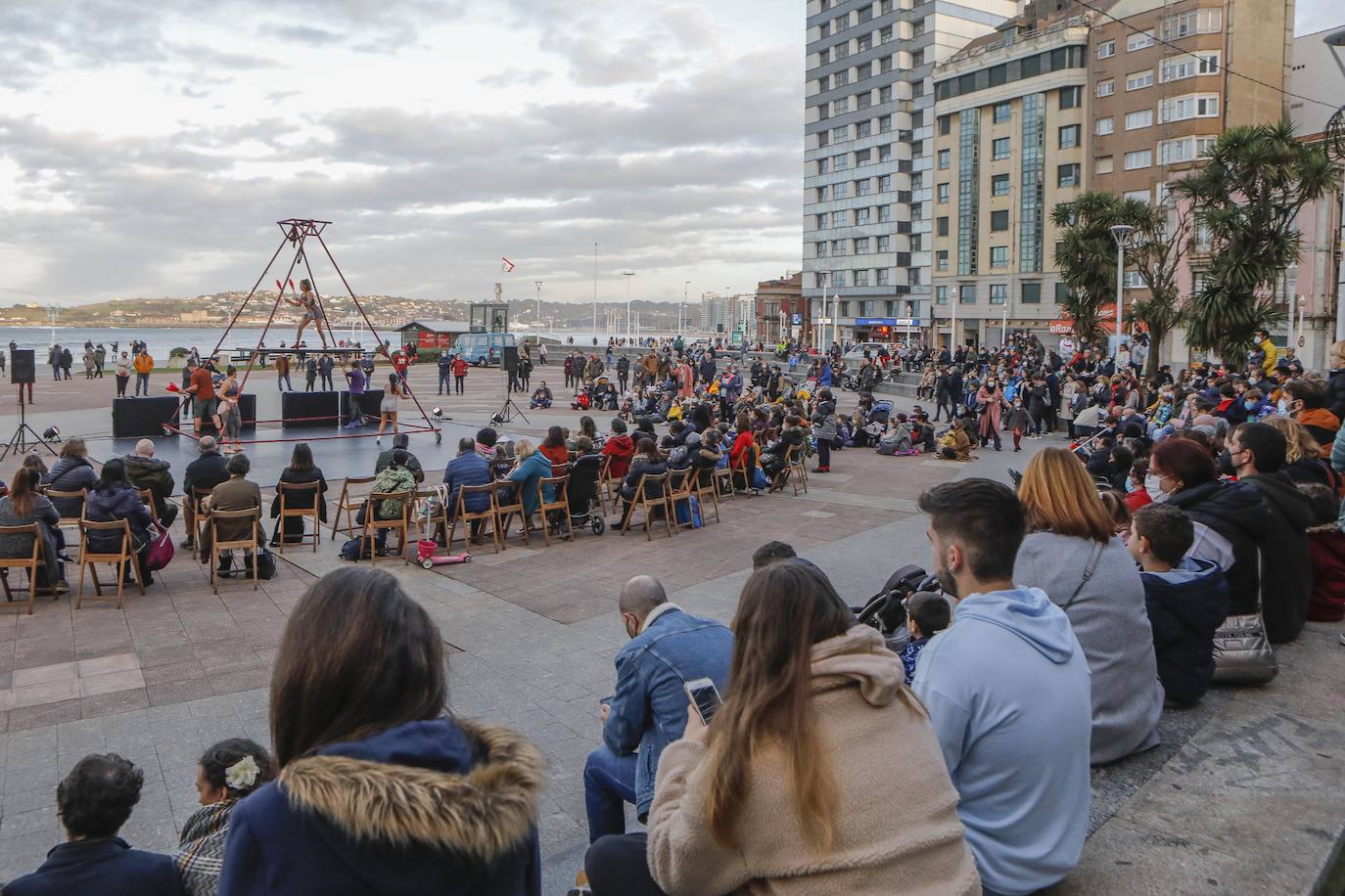 Feten ha vuelto a convertir calles de Gijón en un gran teatro. Pequeños y mayores han disfrutado de las actuaciones como las de Alas Circo, de 'Ahá!, Circo'