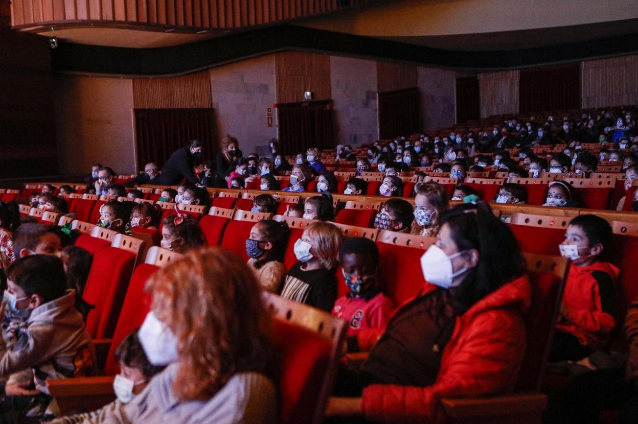 Una de las sesiones para escolares que se celebró ayer en el Teatro de la Laboral. 