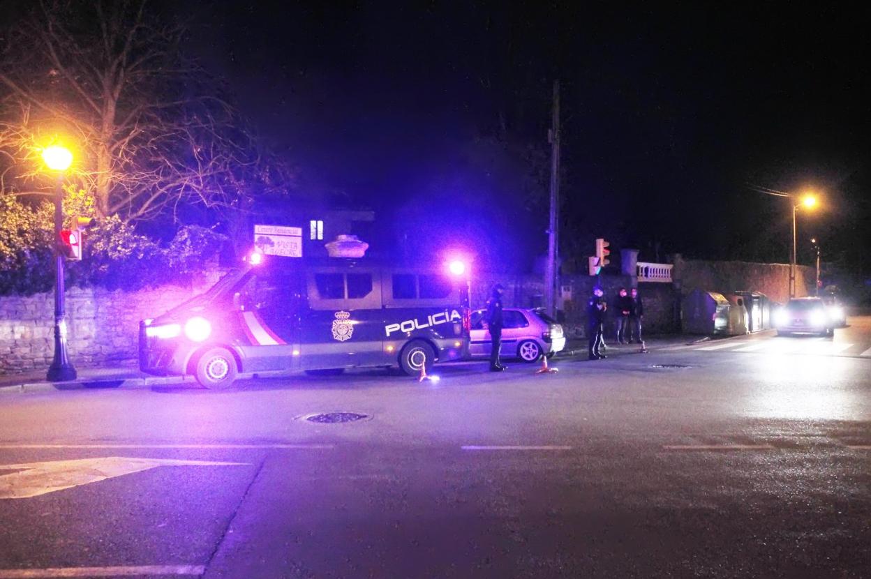 Control de la Policía Nacional en la calle Profesor Pérez Pimentel, ayer por la tarde. 