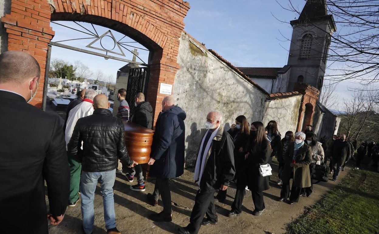 Amigos y familiares de Víctor Cueva introducen el féretro al cementerio 