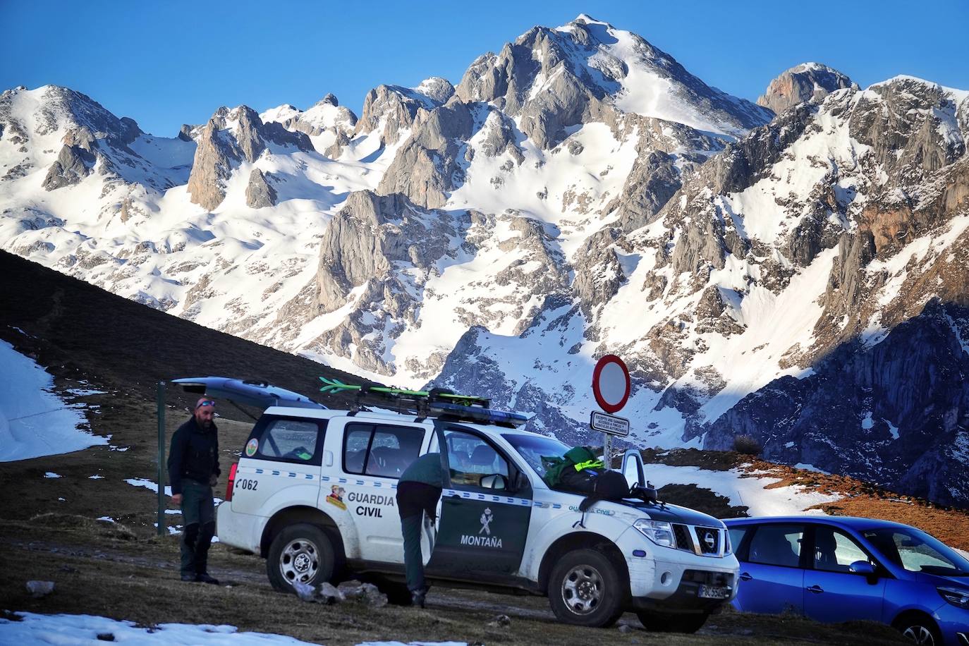 El cuerpo sin vida de Carlos Ugidos, el montañero llanisco desaparecido en Picos de Europa, fue hallado este jueves a las 12.15 horas en la ladera norte del pico Mancondiú y las primeras hipótesis apuntan a una caida por una ladera de fuerte pendiente.