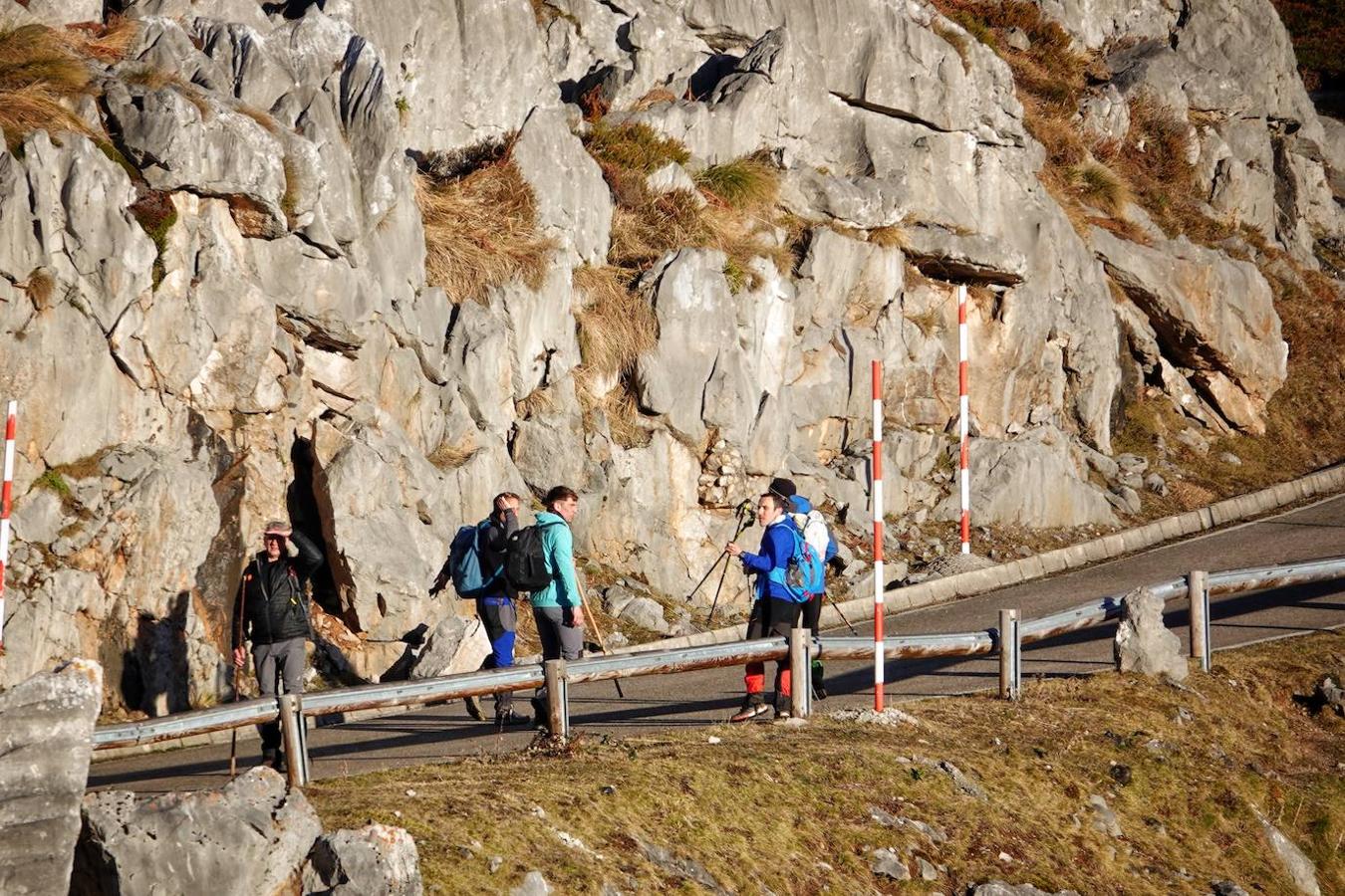 El cuerpo sin vida de Carlos Ugidos, el montañero llanisco desaparecido en Picos de Europa, fue hallado este jueves a las 12.15 horas en la ladera norte del pico Mancondiú y las primeras hipótesis apuntan a una caida por una ladera de fuerte pendiente.