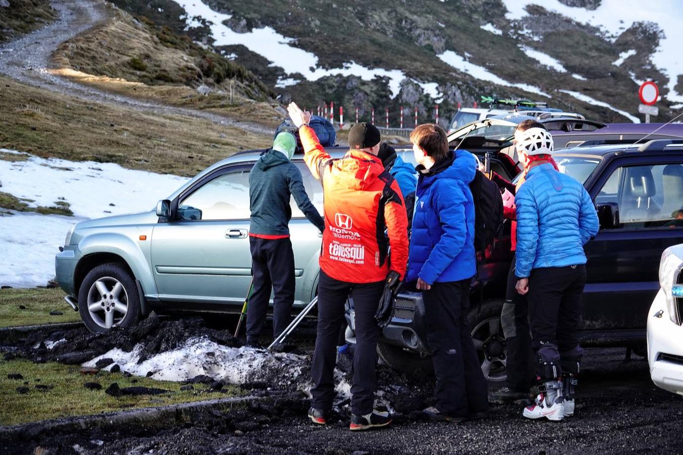 El cuerpo sin vida de Carlos Ugidos, el montañero llanisco desaparecido en Picos de Europa, fue hallado este jueves a las 12.15 horas en la ladera norte del pico Mancondiú y las primeras hipótesis apuntan a una caida por una ladera de fuerte pendiente.