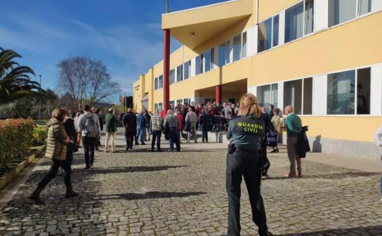 Manifestación de funcionarios a la entrada del Centro Penitenciario de Asturias, este mediodía