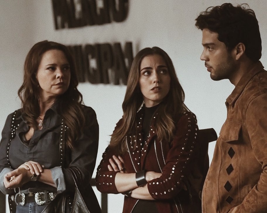 Un cruel asesinato, amor a primera vista y peligrosos secretos familiares: así ha sido el gran estreno de 'Pasión de Gavilanes', con un reparto lleno de nuevos personajes | Sara trata de superar su ruptura con Franco.