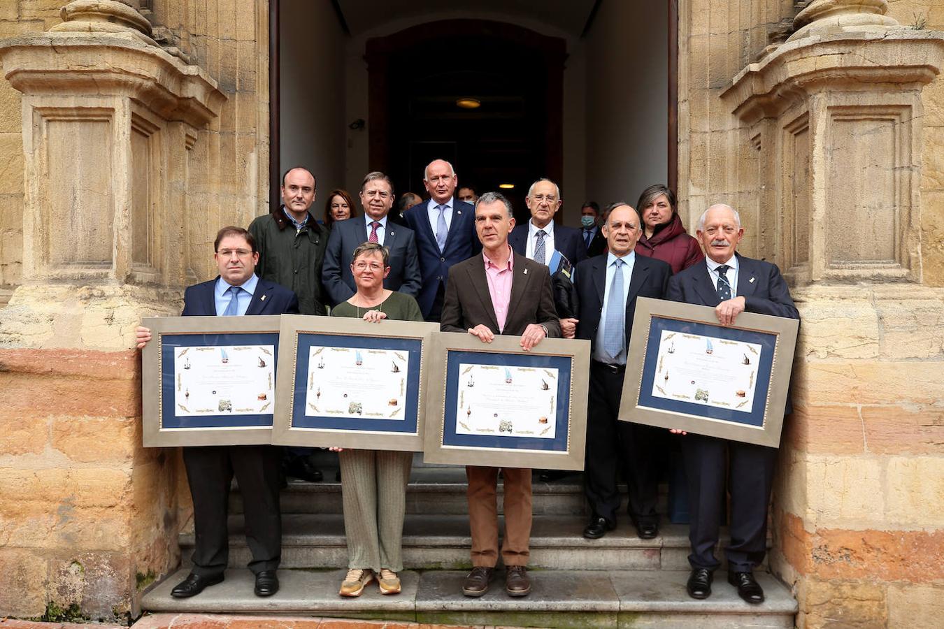 La Asociación Galbán, Amador Menéndez, el diplomático Alfredo Martínez, el Coro El León de Oro y el Ridea reciben los galardones de la Asociación Amigos de Cudillero.