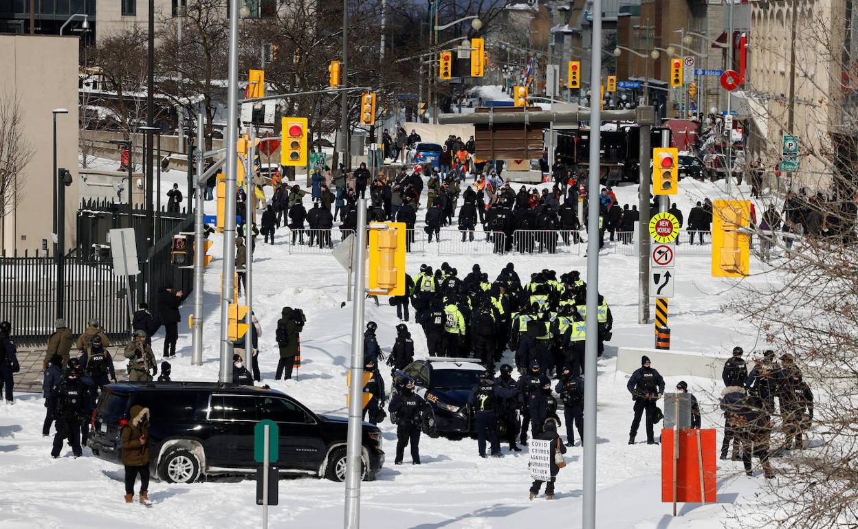 Los policías, dispuestos a intervenir en la protesta de los camioneros en las calles de Ottawa.