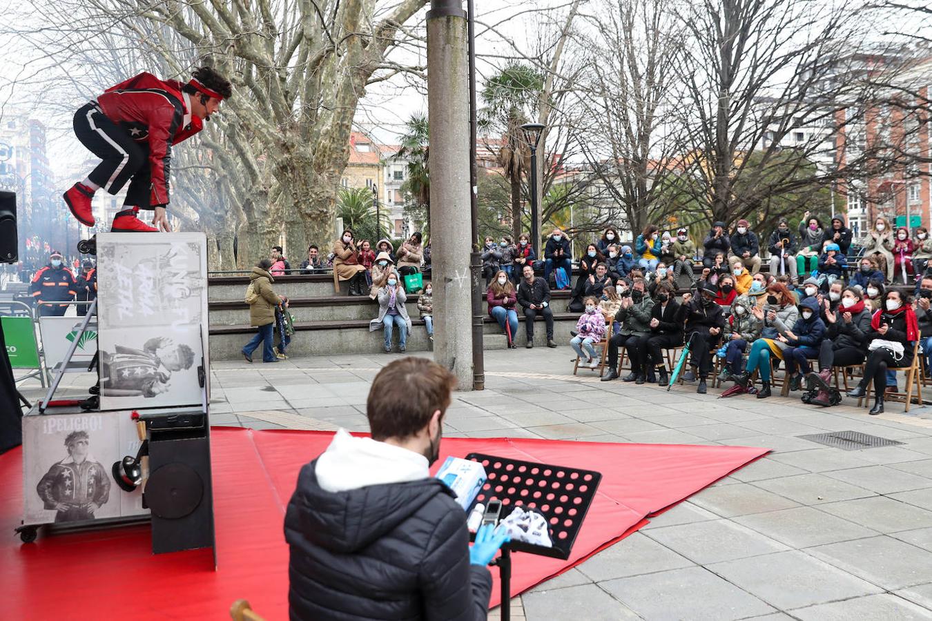 El humor, los títeres y las acrobacias no dejan de sumar carcajadas y sonrisas de los gijoneses. Aún con las lluvias de la jornada de este viernes, los viandantes se pararon a disfrutar de las actuaciones de Feten.