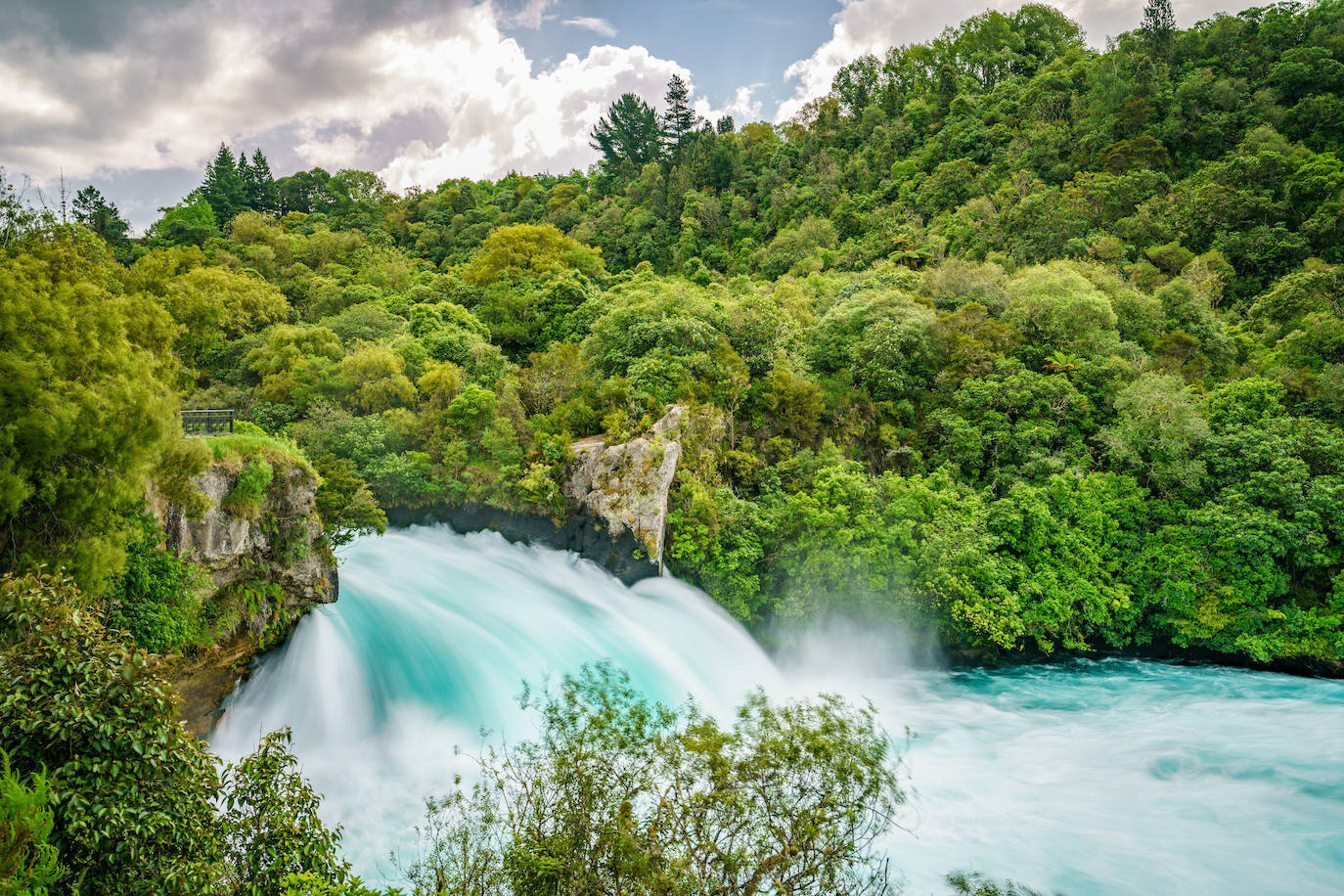 Recorrido por algunos de los saltos de agua más increíbles del planeta | En la imagen, catarata Huka, en Nueva Zelanda