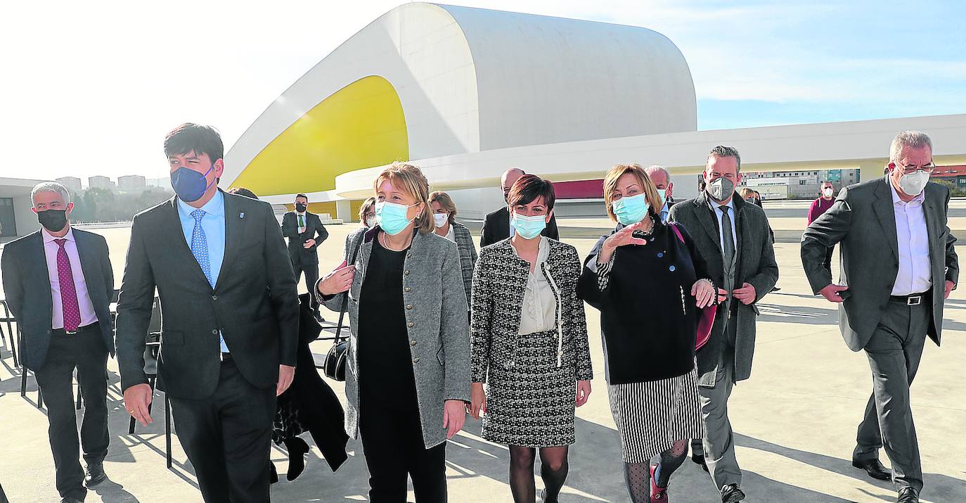 Isabel Rodríguez, en el centro de la imagen, ante el Niemeyer donde se celebró la jornada 'AsturiasInnova+', organizada por EL COMERCIO.