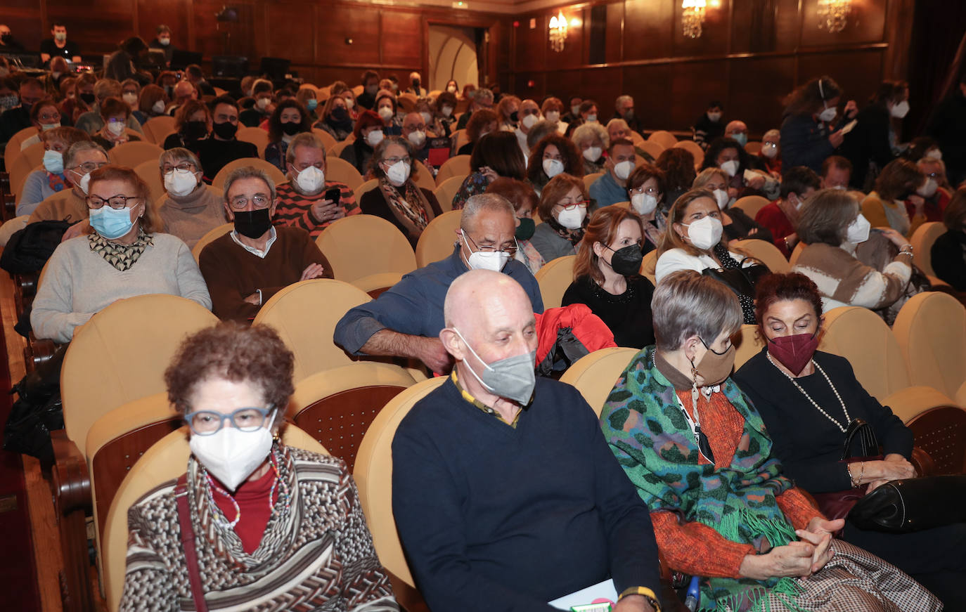 El teatro Jovellanos de Gijón se ha llenado para ovacionar 'Eva contra Eva', obra protagonizada por Ana Belén y Mel Salvatierra 